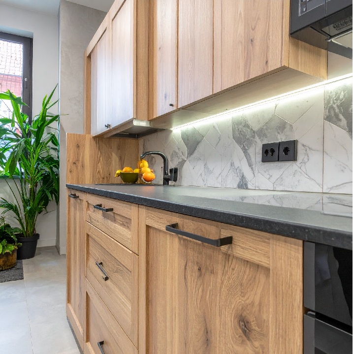 汚れに強い化粧板を使用したシステムキッチンの清潔な扉材クローズアップ