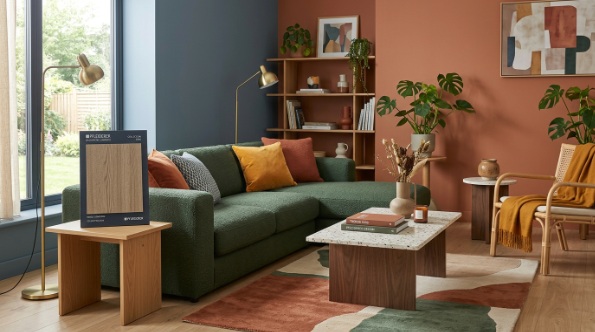 2026年インテリアカラートレンドを取り入れたリビング空間とフライドラー社化粧板サンプル