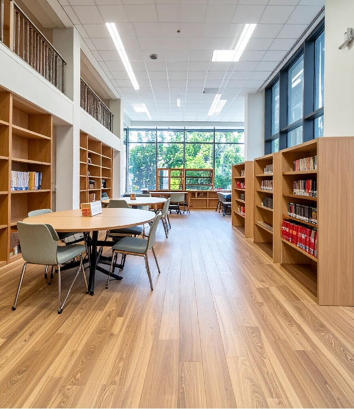 図書館の閲覧テーブルと書架に使用されたメラミン化粧板の什器素材