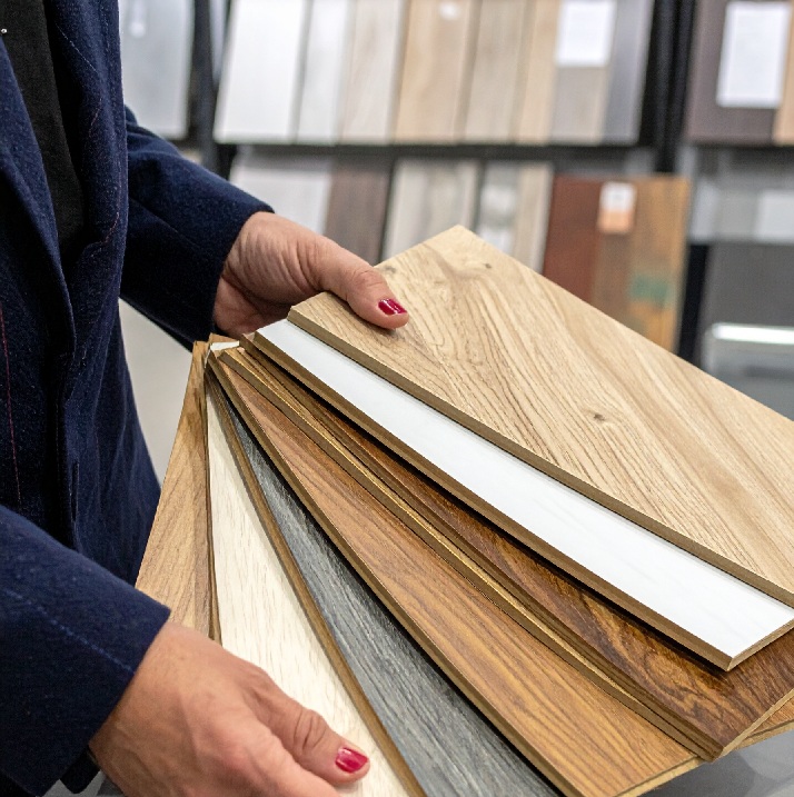 化粧板サンプルをプレゼンボードに並べた様子——木目・テクスチャ・カラーの組み合わせ